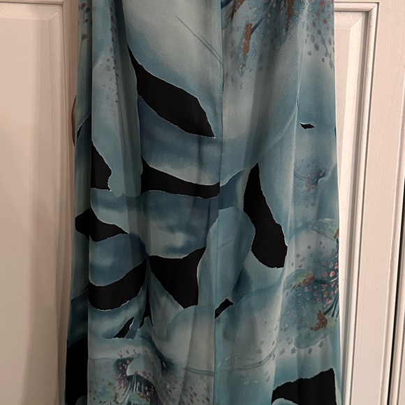 Beautiful blue with gold floral pattern. Perfect for a summer night! - Picture 6 of 9